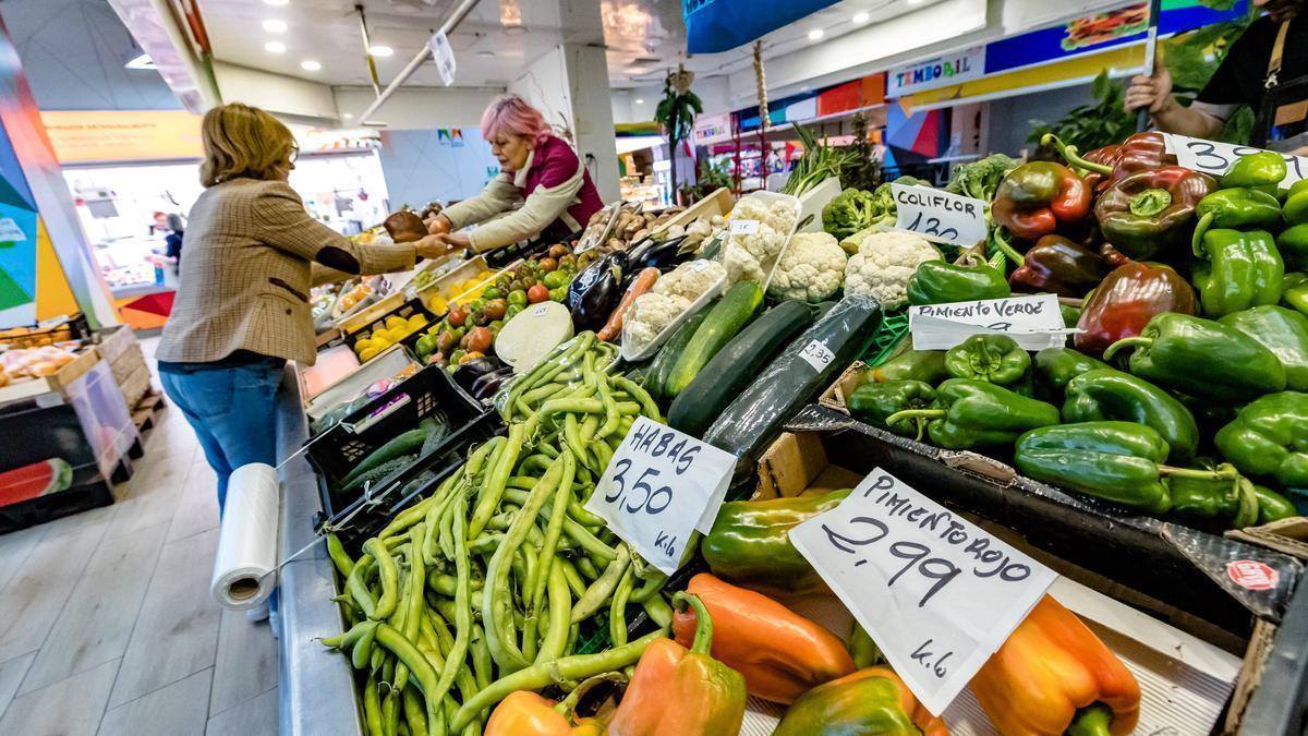 Un puesto de verduras en el Mercado Central de Benidorm.