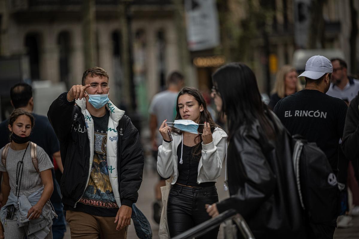 Gente paseando con y sin mascarillas en la zona de las ramblas de Barcelona. 