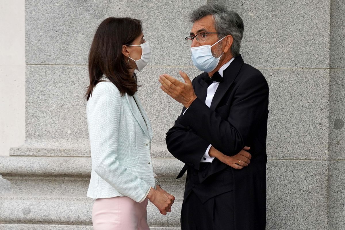 La ministra de Justicia, Pilar Llop, conversa con el presidente del CGPJ y del TS, Carlos Lesmes. La ministra de Justicia, Pilar Llop, conversa con el presidente del CGPJ y del TS, Carlos Lesmes.