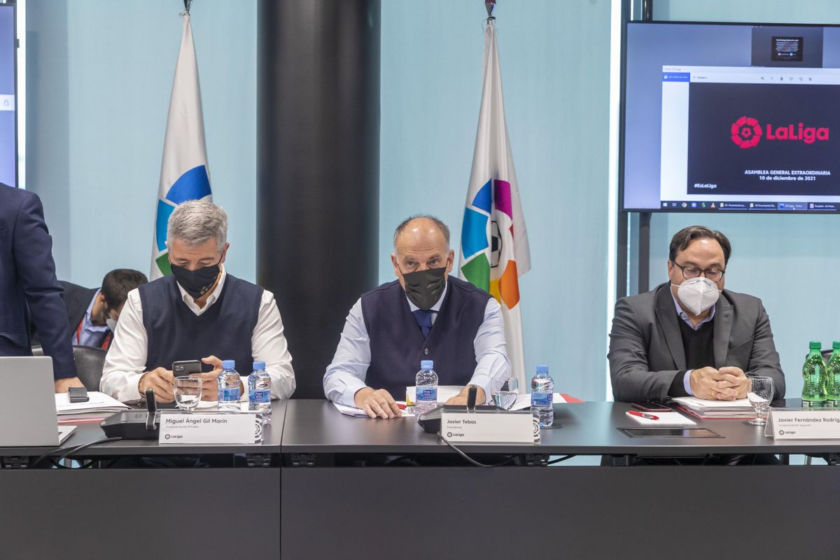 Javier Tebas, flanqueado por Miguel Ángel Gil Marín (Atlético) y Javier Fernández (Sporting) durante la Asamblea de LaLiga, este viernes. Javier Tebas, flanqueado por Miguel Ángel Gil Marín (Atlético) y Javier Fernández (Sporting) durante la Asamblea de LaLiga, este viernes.