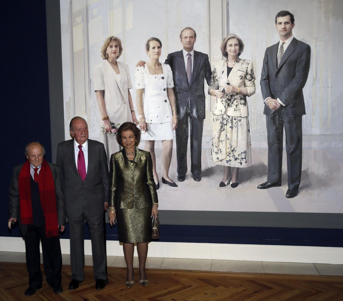 Antonio López (izda.), con los reyes Juan Carlos I y Sofía, la primera vez que se pudo contemplar el célebre cuadro, en 2014.