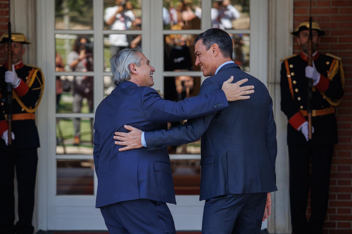 Pedro Sánchez recibe al presidente de Argentina, Alberto Fernández, en el Palacio de la Moncloa, en mayo de 2022.
