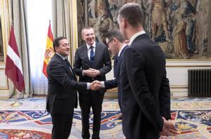 El ministro de Asuntos Exteriores, Unión Europea y Cooperación, José Manuel Albares (1i), y el ministro de Relaciones Exteriores de la República de Letonia, Edgars Rinkevics (2i), a su llegada a la reunión, en el Palacio de Viana, a 26 de abril de 2022, en Madrid (España). 