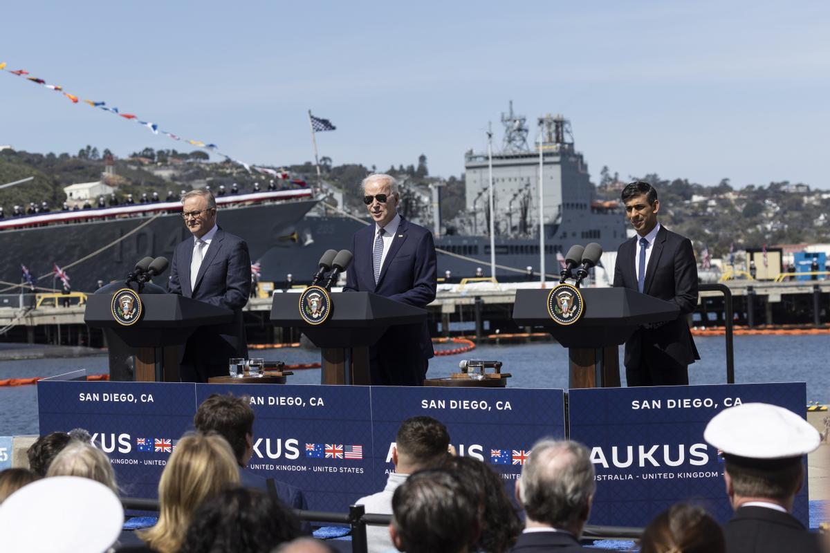 El primer ministro australiano, Anthony Albanese; el presidente de EEUU, Joe Biden, y el primer ministro de Reino Unido, Rishi Sunak, el pasado lunes, en San Diego (EEUU).
