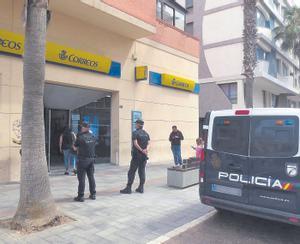 Desaparecen las colas en Correos de Melilla tras la orden de pedir el DNI a los votantes.
