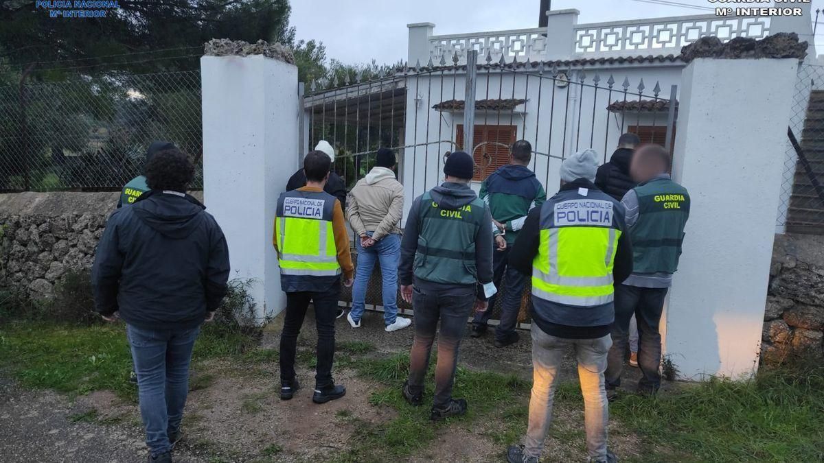 Envían a prisión a los tres migrantes detenidos por fugarse de un avión en el aeropuerto de Mallorca Envían a prisión a los tres migrantes detenidos por fugarse de un avión en el aeropuerto de Mallorca