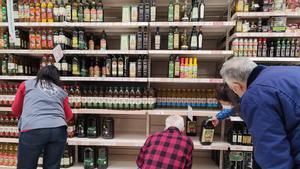 Varias personas compran aceite en un supermercado de Madrid, el pasado día 17. / EFE / FERNANDO VILLAR