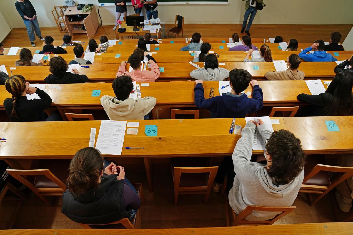 Un grupo de jóvenes hace un examen de acceso a la universidad en Santiago de Compostela.