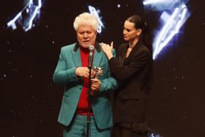 El director Pedro Almodóvar se emociona al recibir el Feroz de Honor en los Premios Feroz.