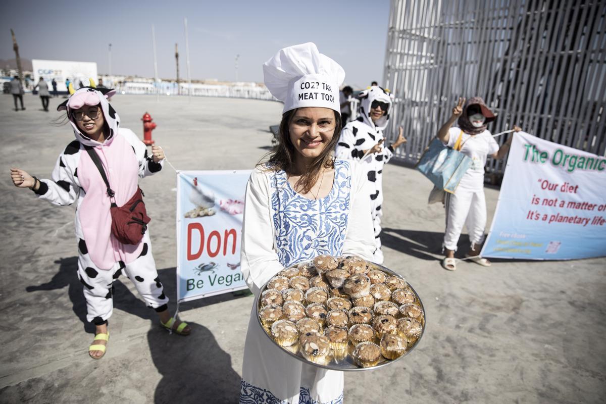 Activistas veganas protestan por el consumo de carne durante la Cumbre del Clima en Sharm el-Sheikh (Egipto).