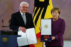 La excanciller alemana Angela Merkel, junto al presidente del país, Frank-Walter Steinmeier.