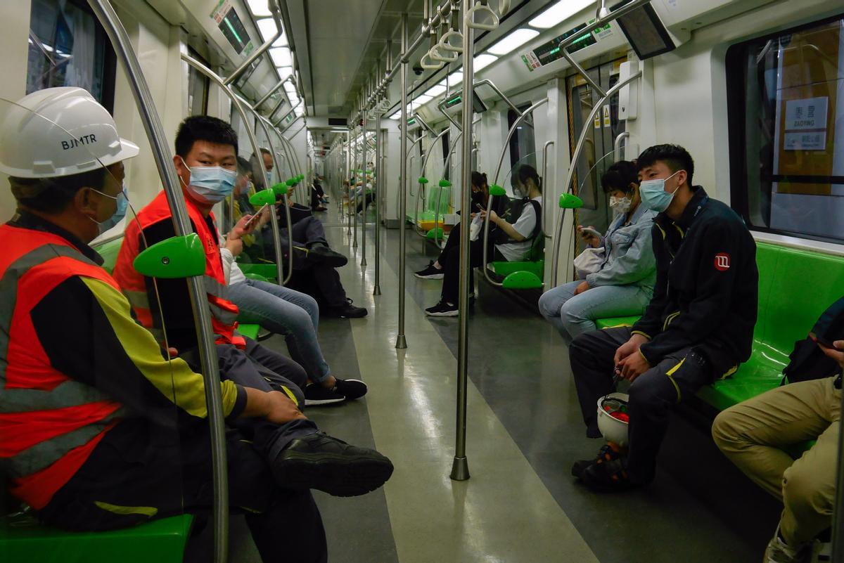 Trabajadores en el metro de Pekín