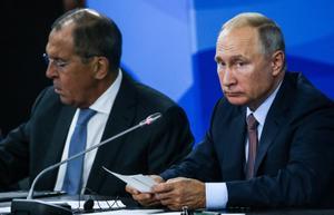 Foto de archivo del presidente ruso, Vladímir Putin (d), junto a su ministro de Exteriores, Sergei Lavrov. 
