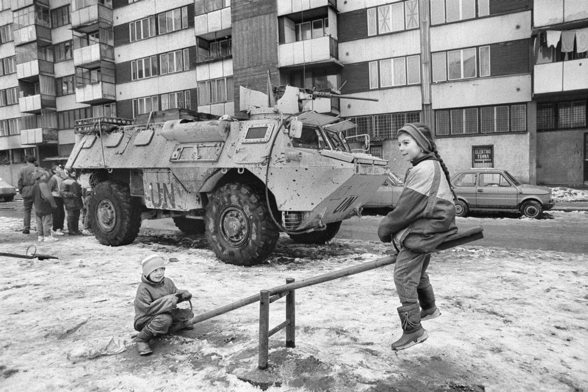 Dos niñas juegan en el Sarajevo asediado de 1993, en una fotografía tomada por el reportero español Gervasio Sánchez. Dos niñas juegan en el Sarajevo asediado de 1993, en una fotografía tomada por el reportero español Gervasio Sánchez.