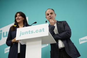 La líder de JxCat, Laura Borràs (i), y el secretario general del partido, Jordi Turull (d), ofrecen una rueda de prensa tras la votación de los militantes del partido, que han optado por salir del Govern y romper relaciones con ERC.