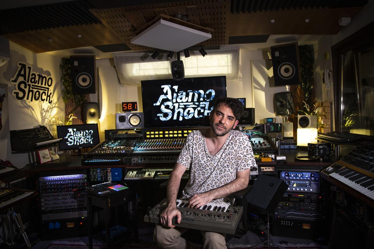 Guille Mostaza es el propietario del estudio Alamo Shock, donde también ejerce como productor de talentos nuevos y veteranos.