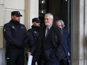 Archivo - El expresidente de la Junta de Andalucía José Antonio Griñán, en una imagen de archivo a la salida del juicio del caso ERE.