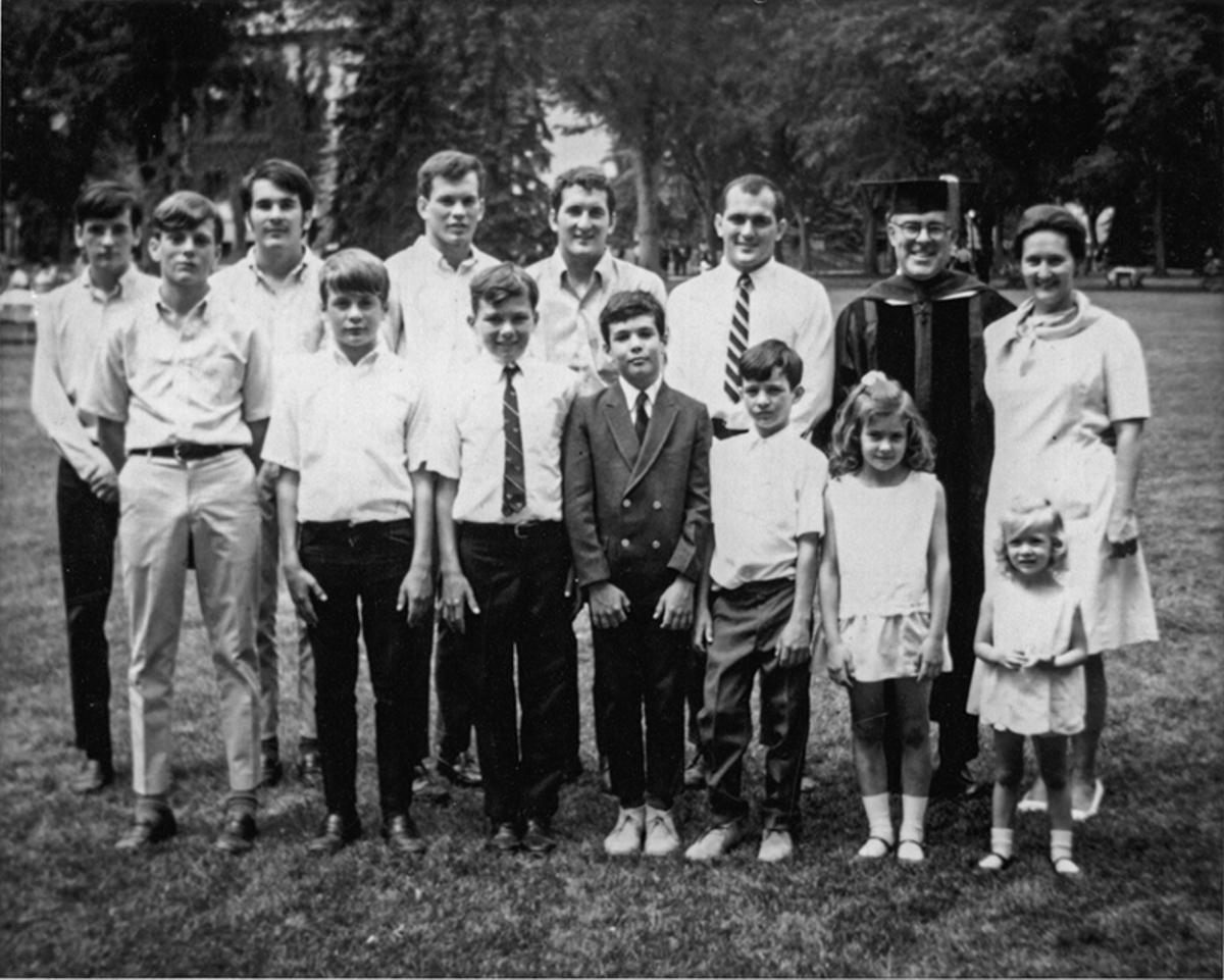 Los 12 hermanos Galvin con sus padres, en 1969.