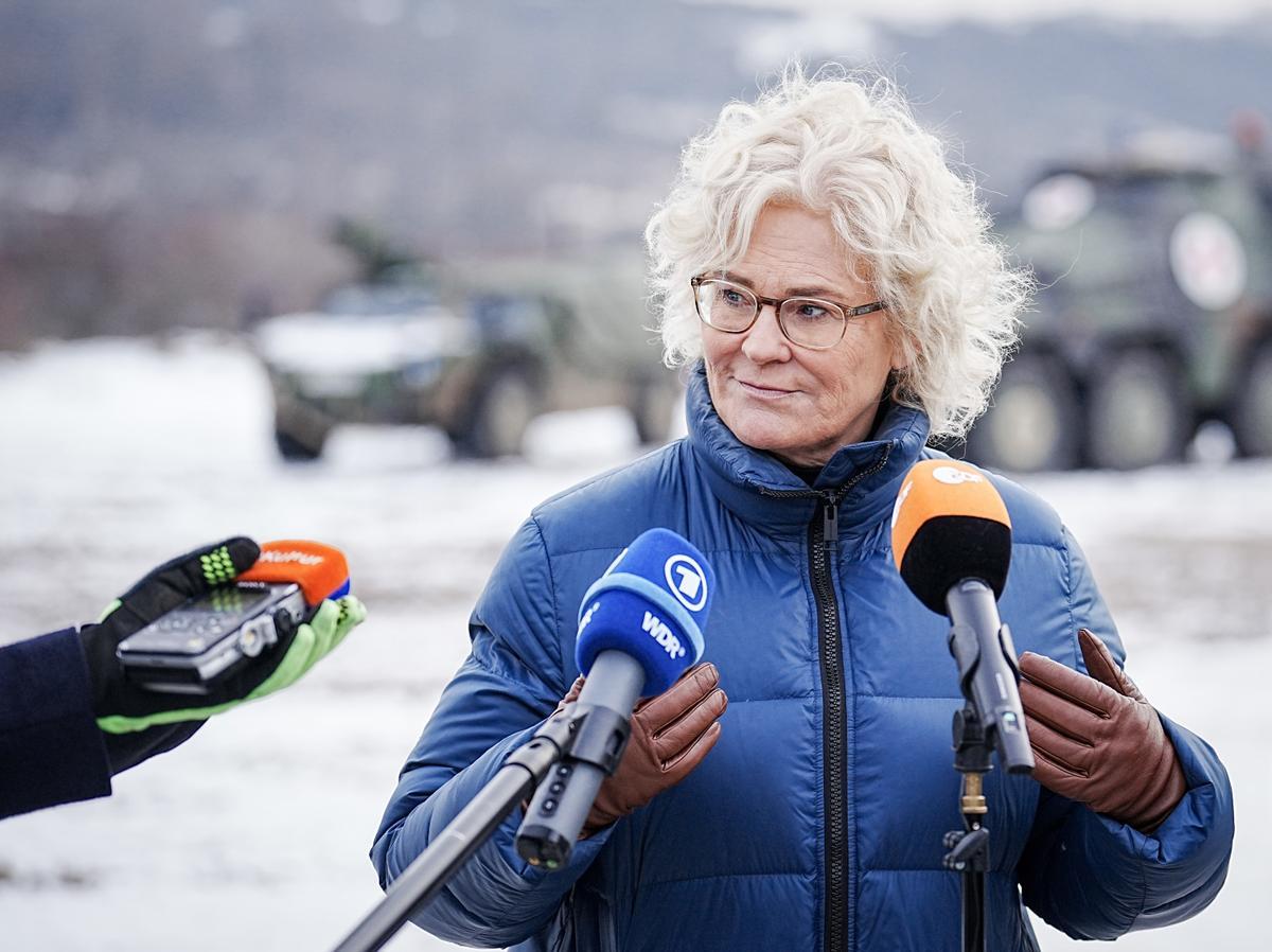 Críticas a la ministra de Defensa alemana por su polémico mensaje de fin de año