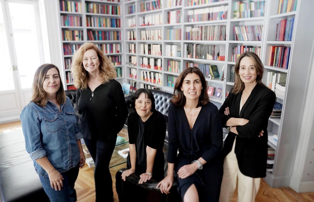 De izquierda a derecha: la periodista Laura Barrachina, la librera Lola Larumbe, la escritora Pilar Adón, la editora Ofelia Grande y la responsable de comunicación Blanca Navarro, en la sede de la editorial Siruela en Madrid De izquierda a derecha: la periodista Laura Barrachina, la librera Lola Larumbe, la escritora Pilar Adón, la editora Ofelia Grande y la responsable de comunicación Blanca Navarro, en la sede de la editorial Siruela en Madrid