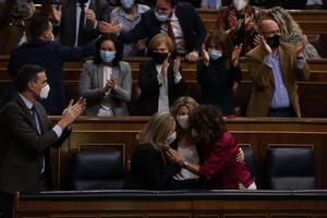 El Gobierno y la bancada socialista celebran la aprobación de su reforma laboral.