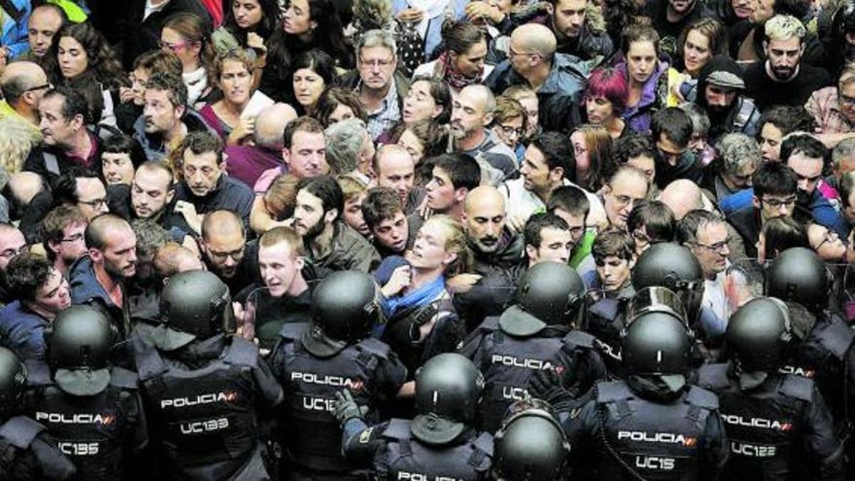 Cinco policías gallegos son procesados por las cargas en el referéndum de Cataluña hace 5 años