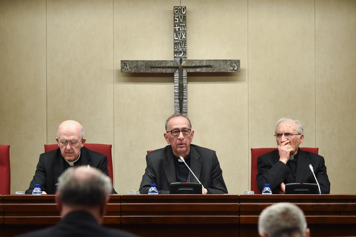 El cardenal arzobispo de Madrid, Carlos Osoro; el presidente de la Conferencia Episcopal Española, Juan José Omella Juan José Omella, y el cardenal Antonio María Rouco Varela, durante una rueda de prensa.