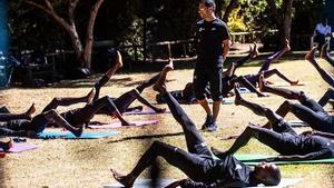 El preparador español Marc Roig dirige un entrenamiento en el ’training camp’ de Kaptagat en Kenia.