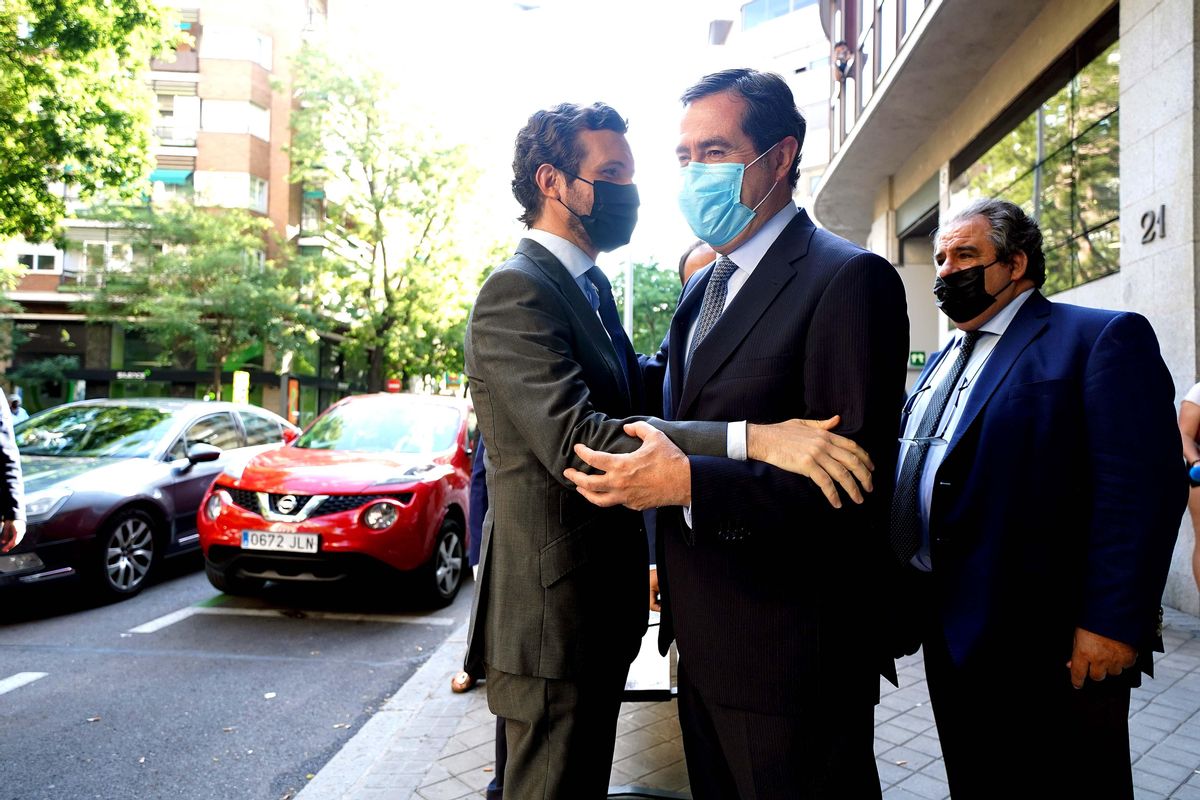 El presidente del PP, Pablo Casado, y el líder de CEOE, Antonio Garamendi, se saludan antes de participar en un acto conjunto el pasado mes de julio El presidente del PP, Pablo Casado, y el líder de CEOE, Antonio Garamendi, se saludan antes de participar en un acto conjunto el pasado mes de julio