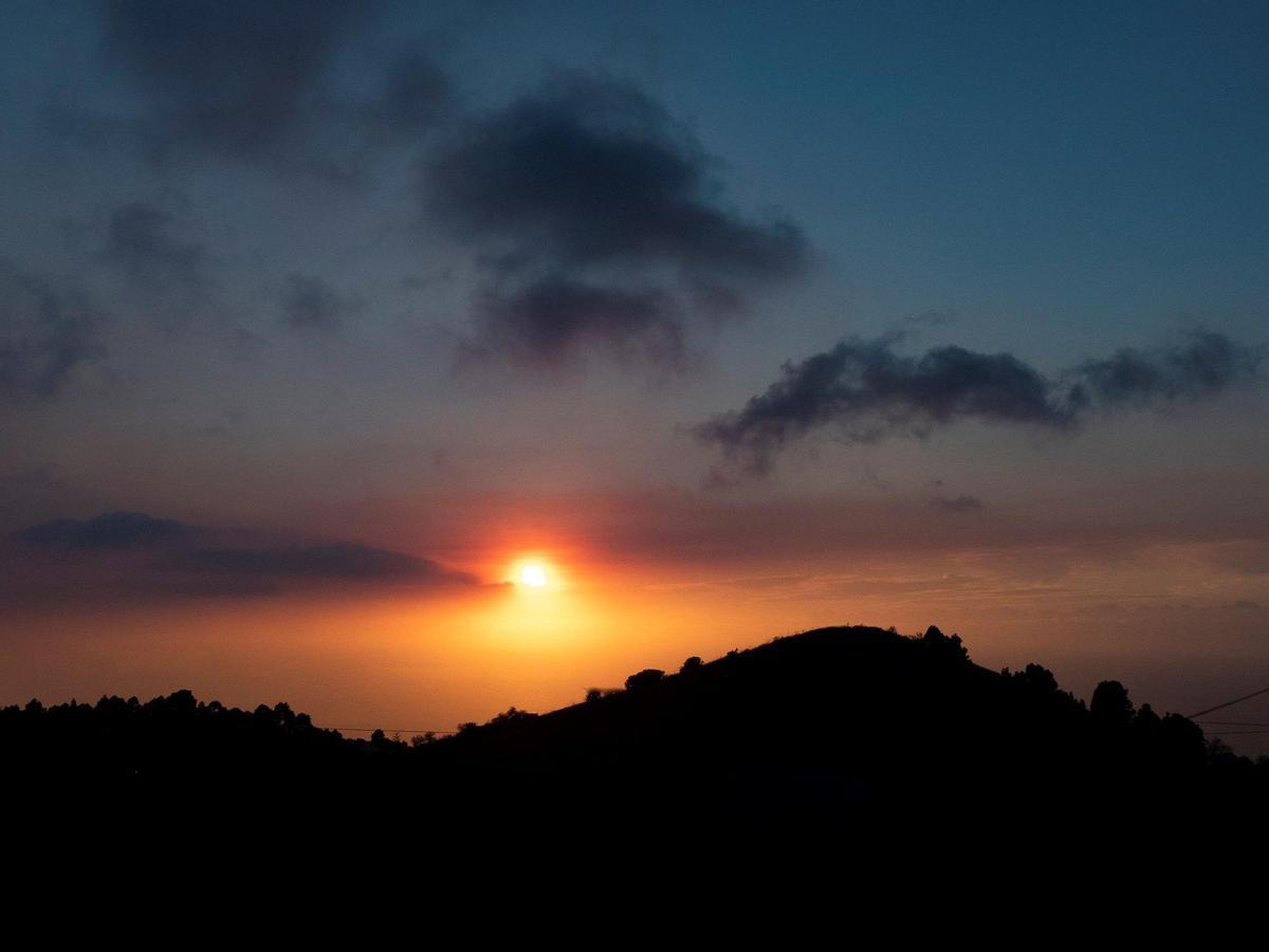 -FOTODELDIA- GRAFCAN8091. PUNTAGORDA (LA PALMA), 13/12/2021.- Gases del volcán de Cumbre Vieja, en La Palma, a última hora de la tarde de este lunes sobre el municipio de Puntagorda. EFE/Miguel Calero -FOTODELDIA- GRAFCAN8091. PUNTAGORDA (LA PALMA), 13/12/2021.- Gases del volcán de Cumbre Vieja, en La Palma, a última hora de la tarde de este lunes sobre el municipio de Puntagorda. EFE/Miguel Calero