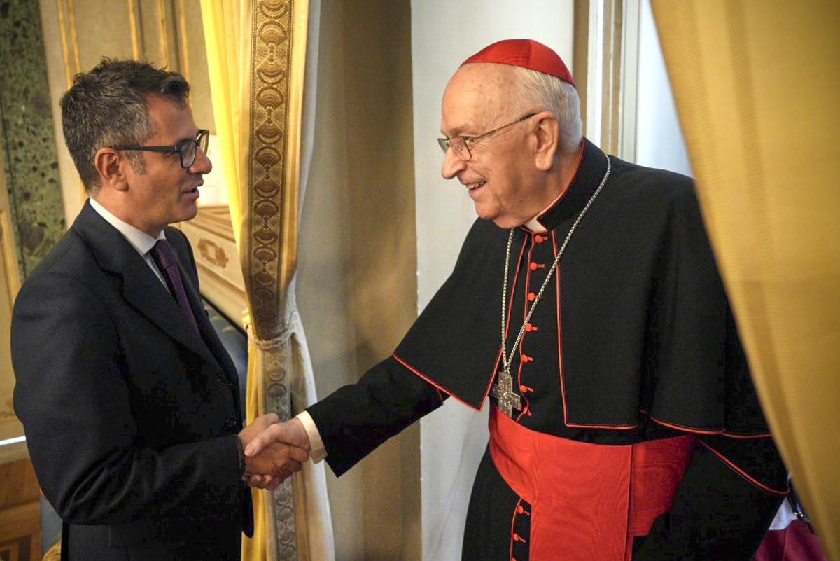 El ministro español de la Presidencia, Félix Bolaños saluda al nuevo cardenal Fernando Vérgez (d) con motivo del nuevo nombramiento del católico.