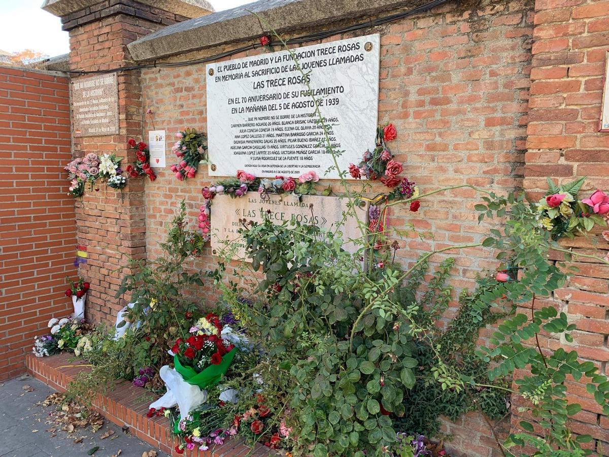 Monumento en homenaje a las Trece Rosas en el Cementerio de la Almudena.