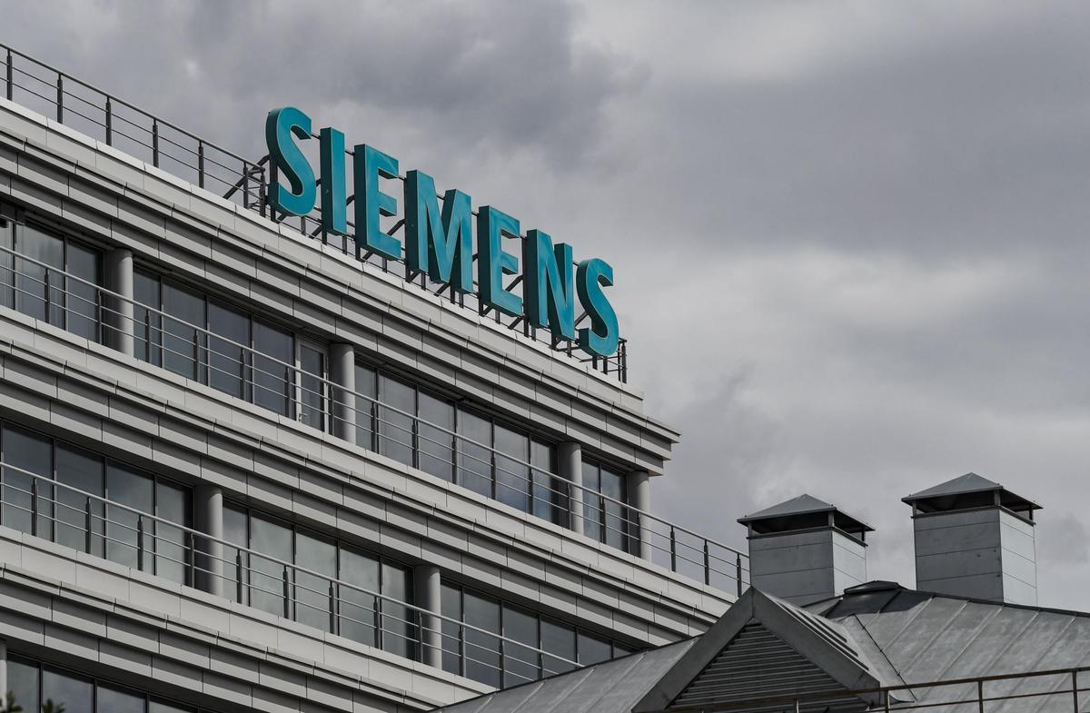 Moscow (Russian Federation), 13/05/2022.- The logo of German company Siemens on the roof of its headquarters in Moscow, Russia, 13 May 2022. As a result of ongoing events in Ukraine, the company announced on 12 May the suspension of all new operations and international deliveries to the Russian Federation and Belarus, after international sanctions and potential countermeasures affected its activities in Russia, especially railway maintenance and repair. (Bielorrusia, Alemania, Rusia, Ucrania, Moscú) EFE/EPA/YURI KOCHETKOV
