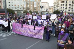 Archivo - Un grupo de personas sostiene pancartas en una manifestación por el 8M, Día Internacional de la Mujer