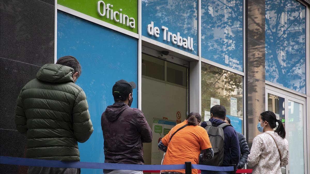 Cola delante de una Oficina de Treball de la Generalitat en Barcelona para tramitar el paro. Cola delante de una Oficina de Treball de la Generalitat en Barcelona para tramitar el paro.