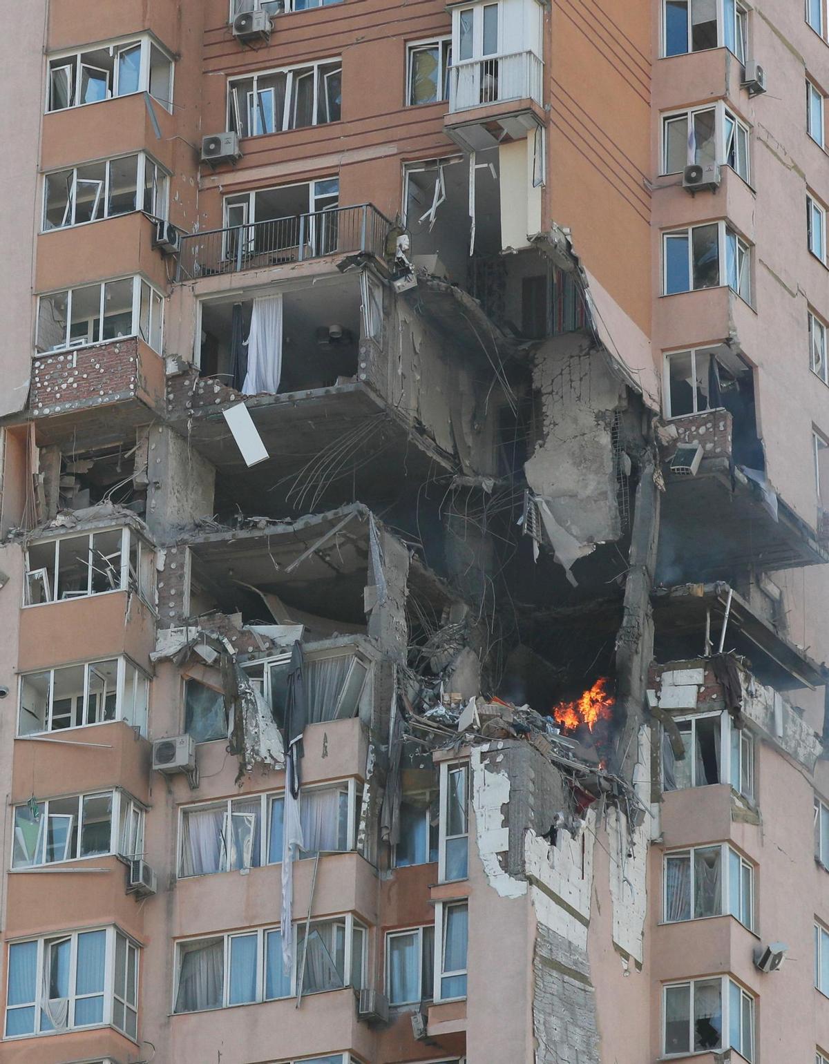 Ucrania publica un vídeo de un misil ruso impactando contra un edificio de viviendas en Kiev
