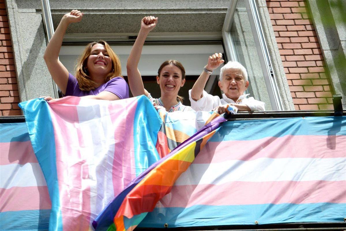 Irene Montero junto a Ángela Rodríguez y Boti García tras colocar banderas trans en la fachada de su ministerio. 