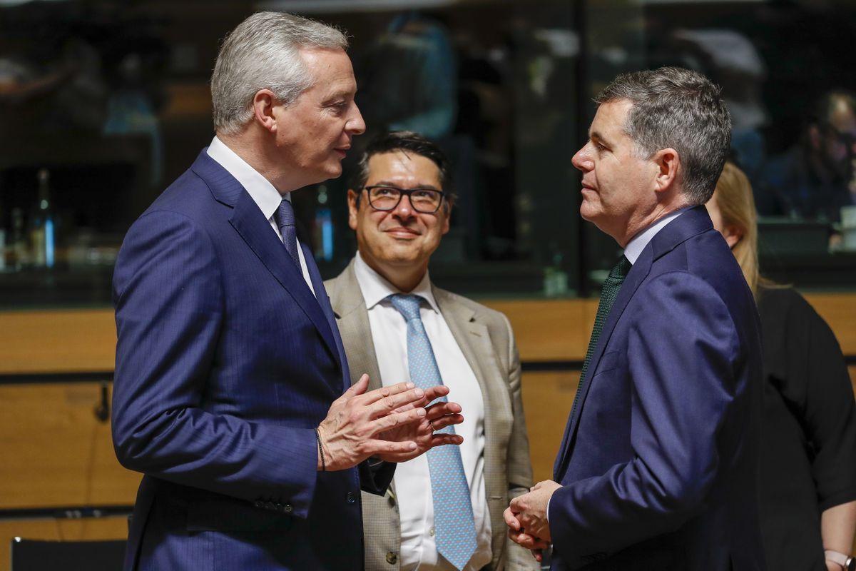 El ministro francés de Economía, Bruno Le Maire, conversa con el presidente del Eurogrupo, el irlandés Pachal Donohoe.