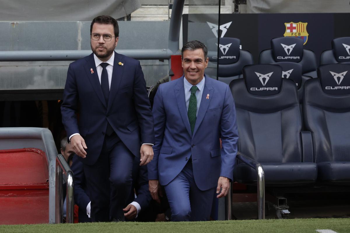 Pere Aragonés y Pedro Sánchez, en el Camp Nou en una imagen de archivo.