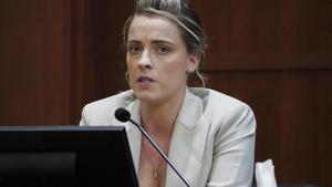 Whitney Henriquez, hermana de la actriz Amber Heard, testifica en el estrado durante el juicio por difamación de Johnny Depp. EFE/EPA/KEVIN LAMARQUE / Pool