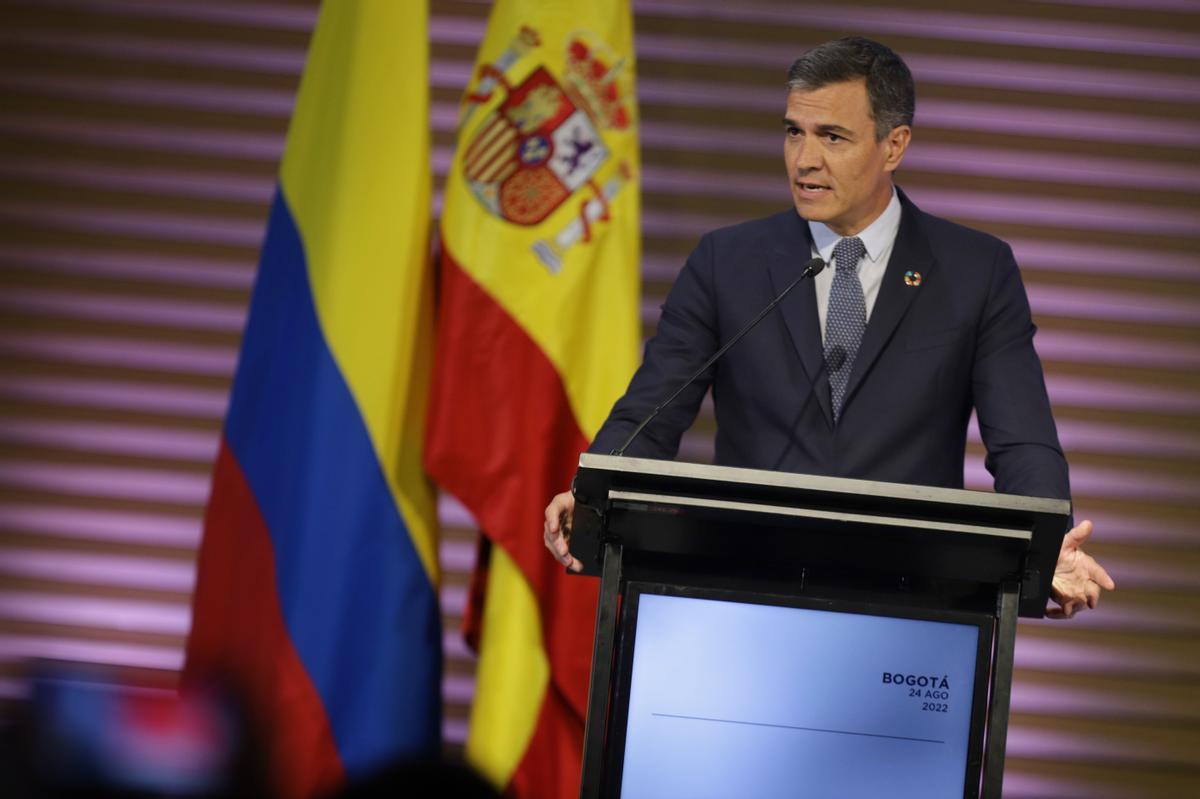 El presidente del Gobierno, Pedro Sánchez, este miércoles en Bogotá, durante su comparecencia con el nuevo mandatario colombiano, Gustavo Petro. 