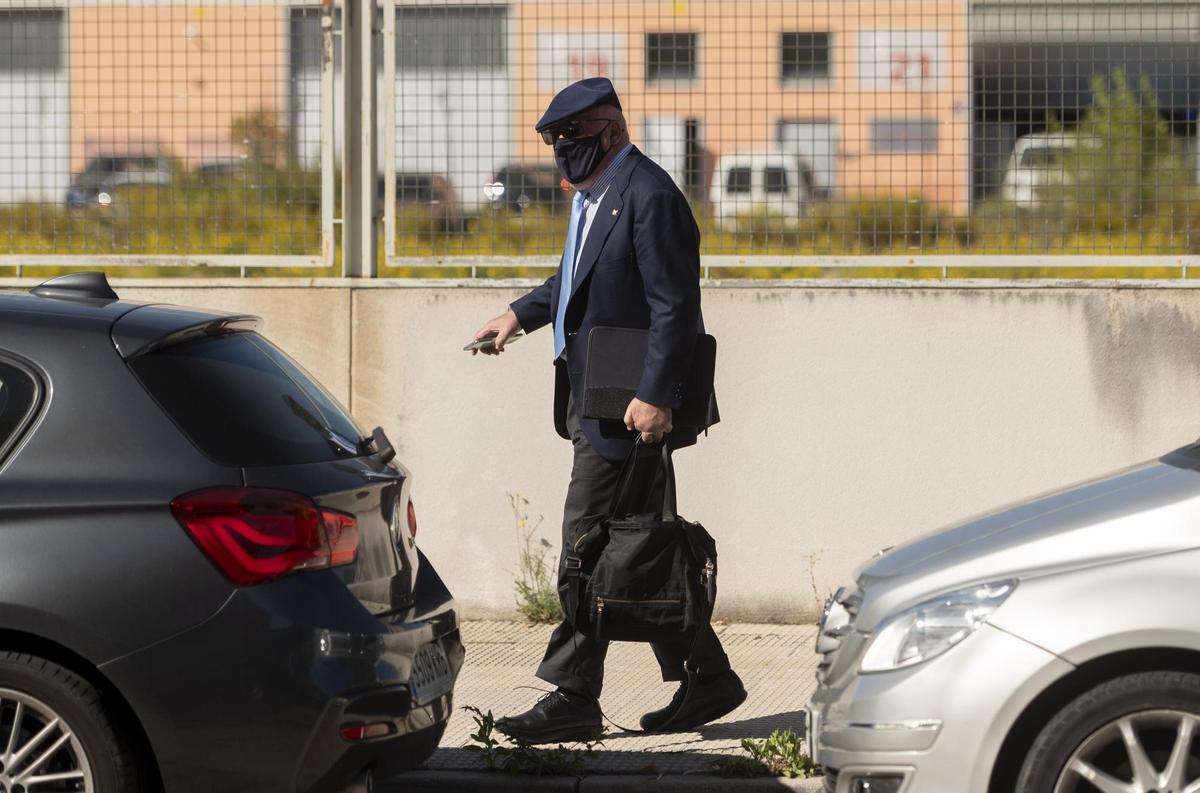 Villarejo reconoce que intercambió información sobre Podemos con 'El Pollo' Carvajal Villarejo reconoce que intercambió información sobre Podemos con 'El Pollo' Carvajal