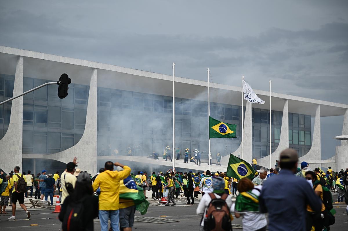 Manifestantes invaden sede del poder y la Presidencia de la República brasileña, en Brasilia.