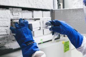 Un científico extrae una muestra de un congelador