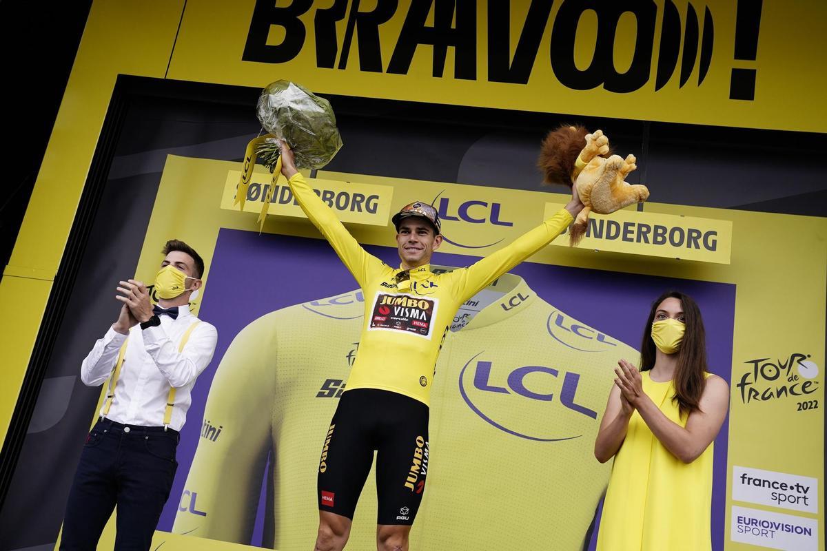 Soenderborg (Denmark), 03/07/2022.- Belgian rider Wout Van Aert of Team Jumbo-Visma celebrates on the podium retaining the overall leader’s yellow jersey after the third stage of Tour de France 2022 cycling race, over 182 km between Vejle and Soenderborg, Denmark, 03 July 2022. (Ciclismo, Dinamarca, Francia) EFE/EPA/Mads Claus Rasmussen DENMARK OUT