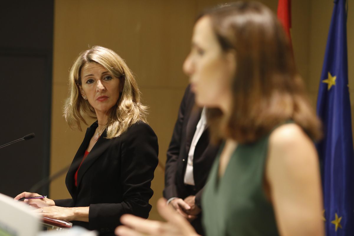 La vicepresidenta segunda del Gobierno, Yolanda Díaz, y la ministra de Derechos Sociales y Agenda 2030, Ione Belarra, en una foto de archivo. La vicepresidenta segunda del Gobierno, Yolanda Díaz, y la ministra de Derechos Sociales y Agenda 2030, Ione Belarra, en una foto de archivo.