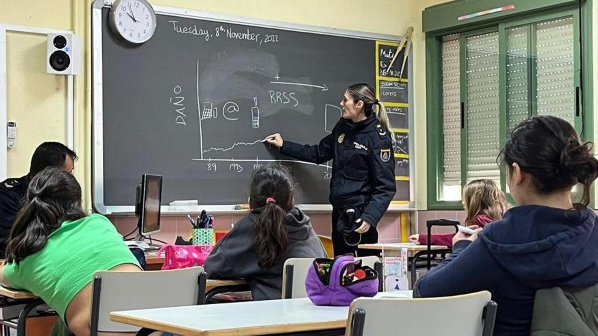 Policías en el colegio para evitar el ciberacoso: "Un emoticono puede destruir a un niño"
