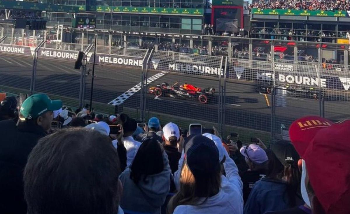 Verstappen, en la última salida relanzada, sale por delante de las líneas de posición