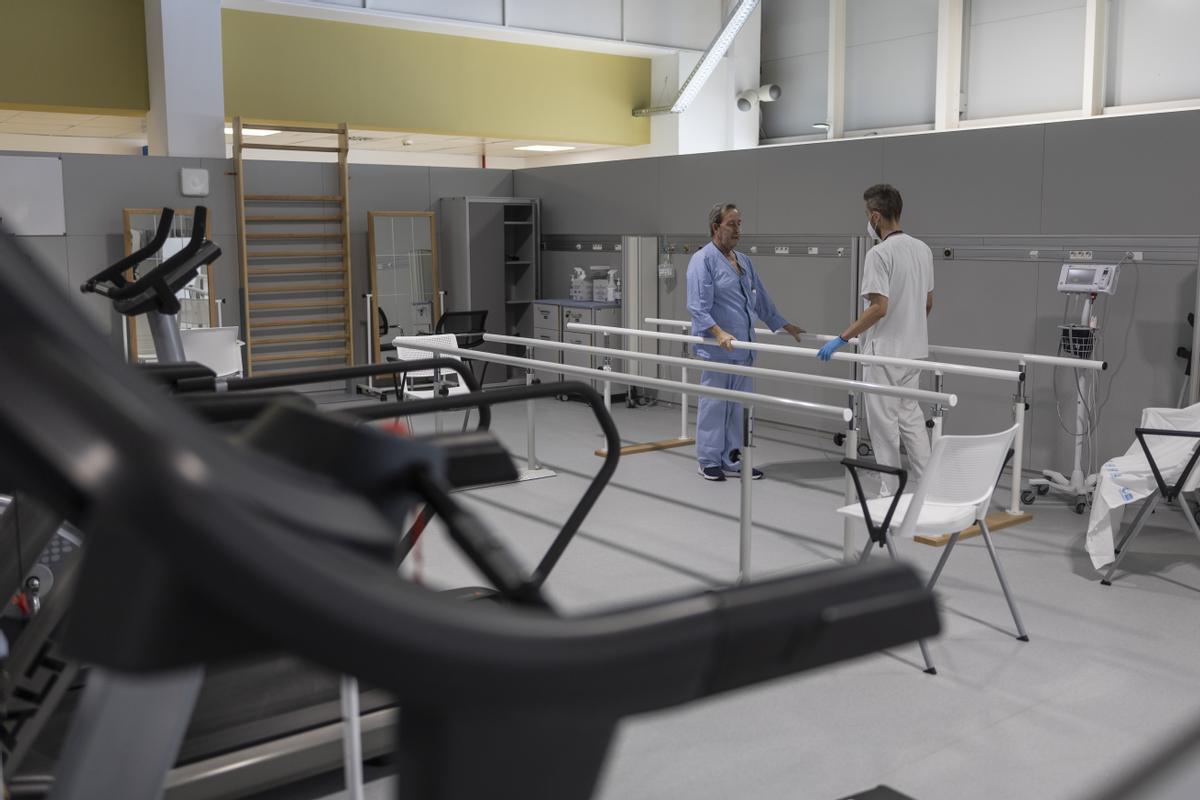 Un paciente en la Unidad de Rehabilitación Funcional para pacientes con patologías distintas al COVID en el Hospital público Enfermera Isabel Zendal. Un paciente en la Unidad de Rehabilitación Funcional para pacientes con patologías distintas al COVID en el Hospital público Enfermera Isabel Zendal.