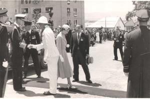 La reina Isabel II durante su visita a Gibraltar en 1954.- Foto cecida por Gibraltar Government Archives al escritor a Luis Romero para su libro El Consulado General de España en Gibraltar, una historia casi desconocida